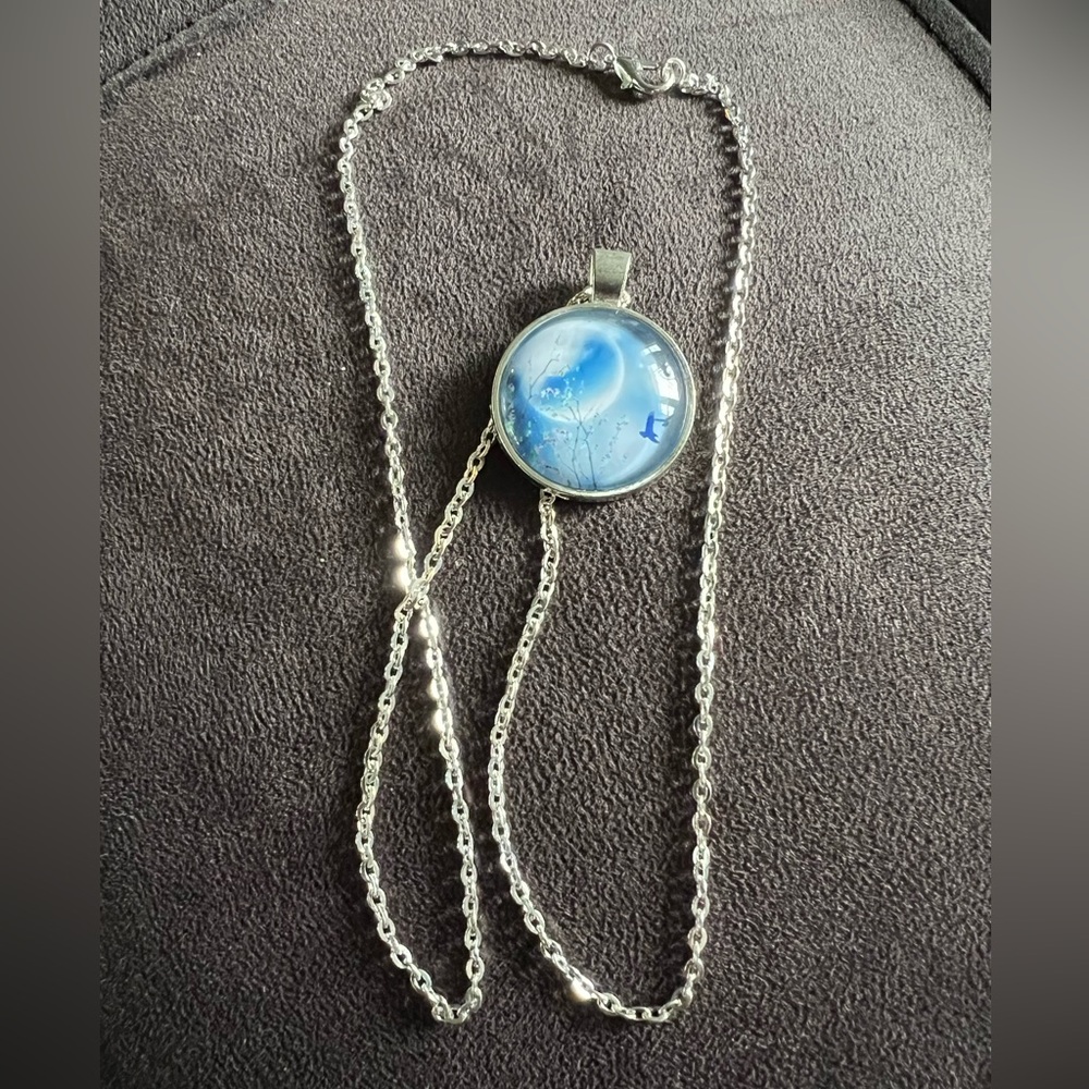 Elegant Blue and white metal Pendant Necklace